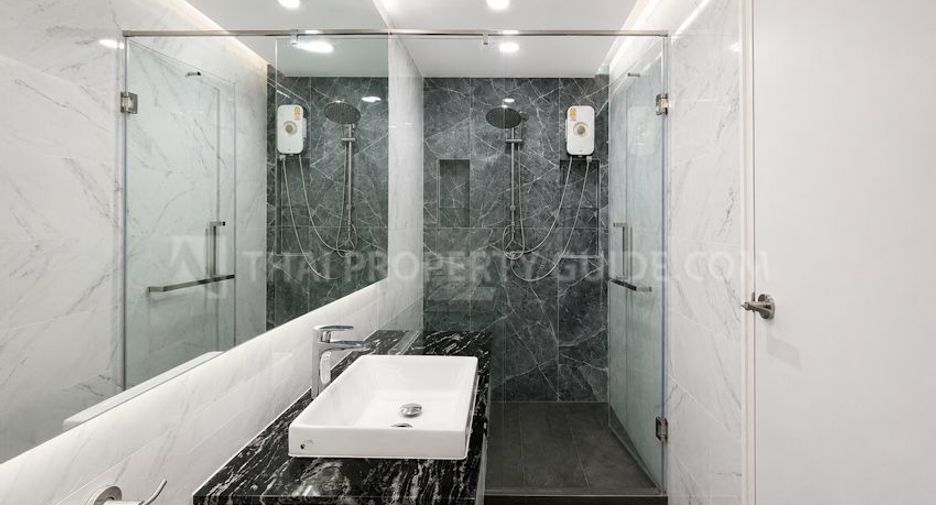For rent 3 bedrooms condo in Pathum Wan, Bangkok
