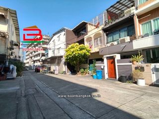 For sale 3 ベッドルーム townhouse in Khlong Toei, Bangkok