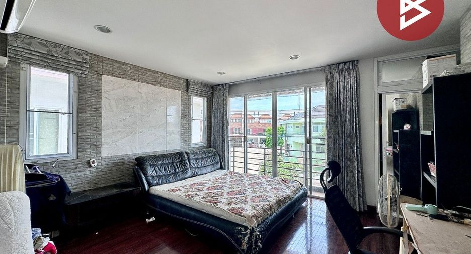 À vendre 4 chambres maison de ville à Mueang Chon Buri, Chonburi