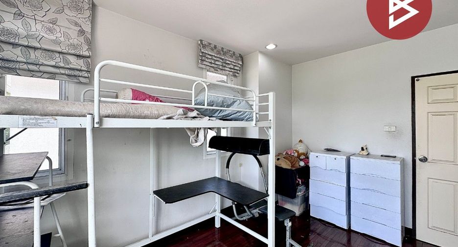 À vendre 4 chambres maison de ville à Mueang Chon Buri, Chonburi