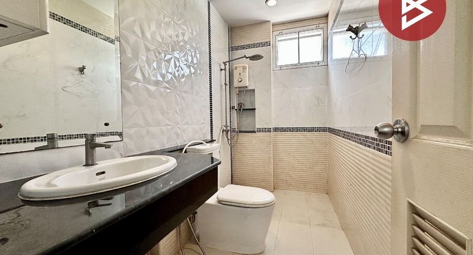 À vendre 4 chambres maison de ville à Mueang Chon Buri, Chonburi