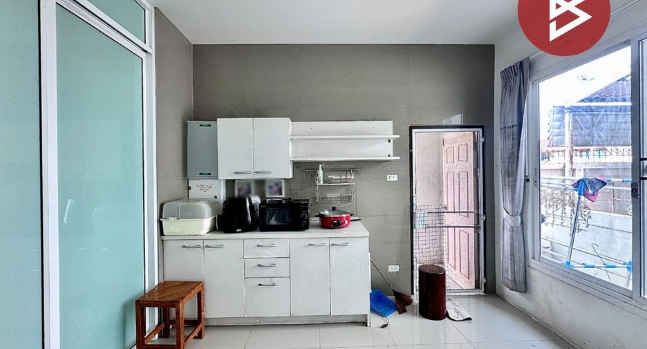 À vendre 4 chambres maison de ville à Mueang Chon Buri, Chonburi