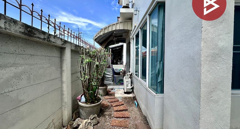 À vendre 4 chambres maison de ville à Mueang Chon Buri, Chonburi