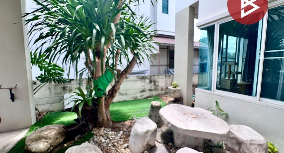 À vendre 4 chambres maison de ville à Mueang Chon Buri, Chonburi