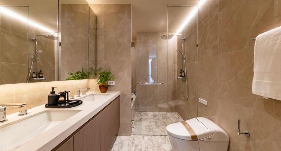 For sale 3 bedrooms condo in Khlong Toei, Bangkok