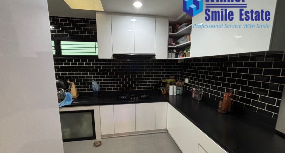 For rent 4 bedrooms townhouse in Phra Khanong, Bangkok