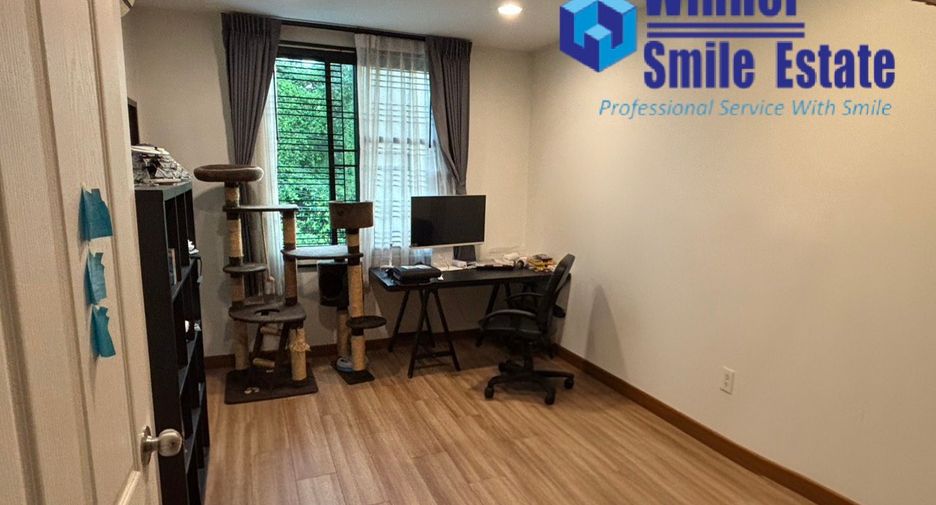 For rent 4 bedrooms townhouse in Phra Khanong, Bangkok