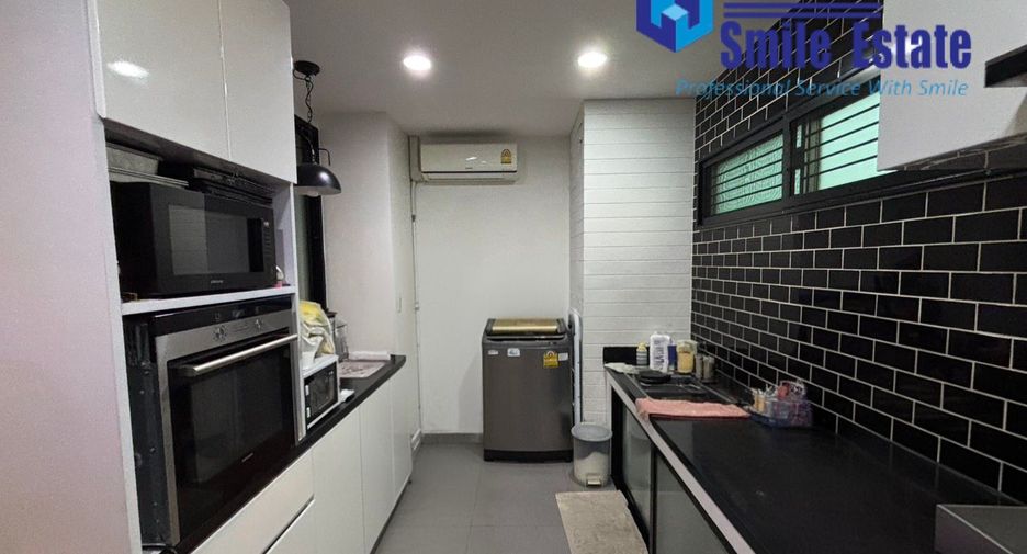 For rent 4 bedrooms townhouse in Phra Khanong, Bangkok