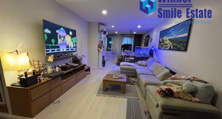 For rent 4 bedrooms townhouse in Phra Khanong, Bangkok