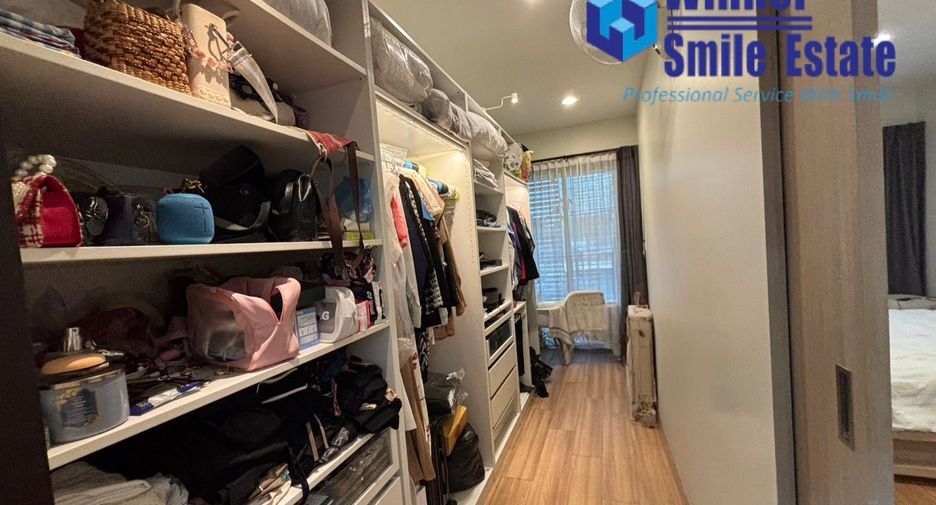 For rent 4 bedrooms townhouse in Phra Khanong, Bangkok