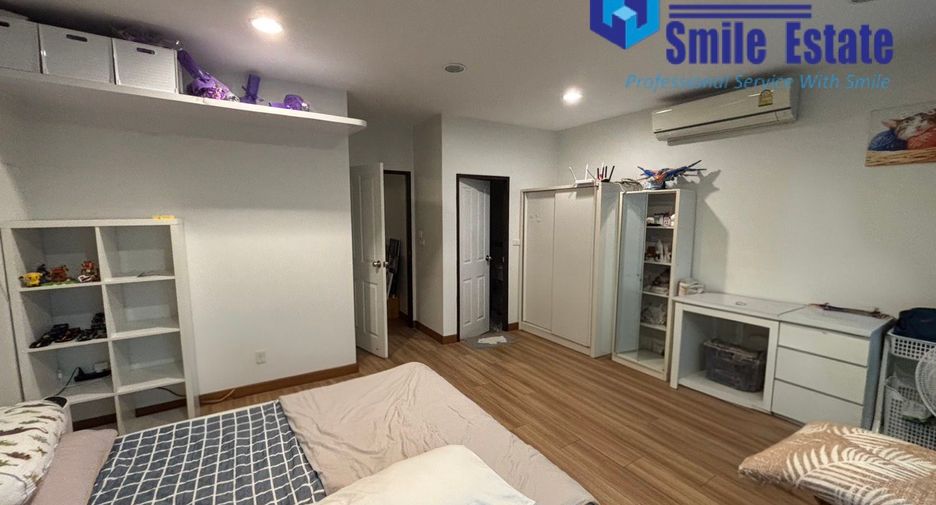 For rent 4 bedrooms townhouse in Phra Khanong, Bangkok