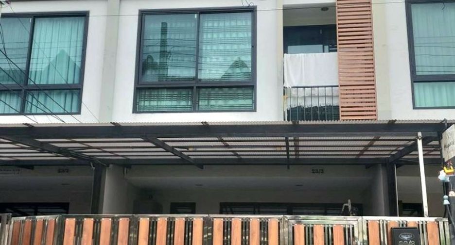 For rent 4 bedrooms townhouse in Phra Khanong, Bangkok