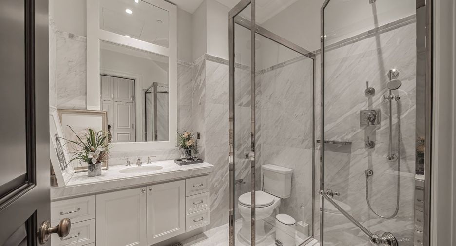 For rent and for sale 2 bedrooms condo in Pathum Wan, Bangkok