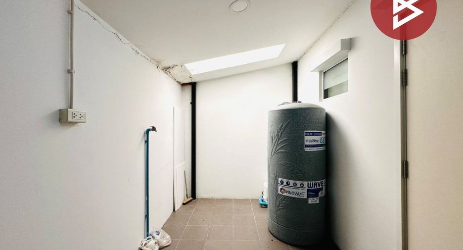 For sale 3 bedrooms townhouse in Mueang Samut Sakhon, Samut Sakhon