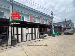 Casa adosada en venta de 2 habitaciones en Lat Lum Kaeo, Pathum Thani