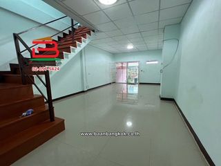 Casa adosada en venta de 2 habitaciones en Lat Lum Kaeo, Pathum Thani