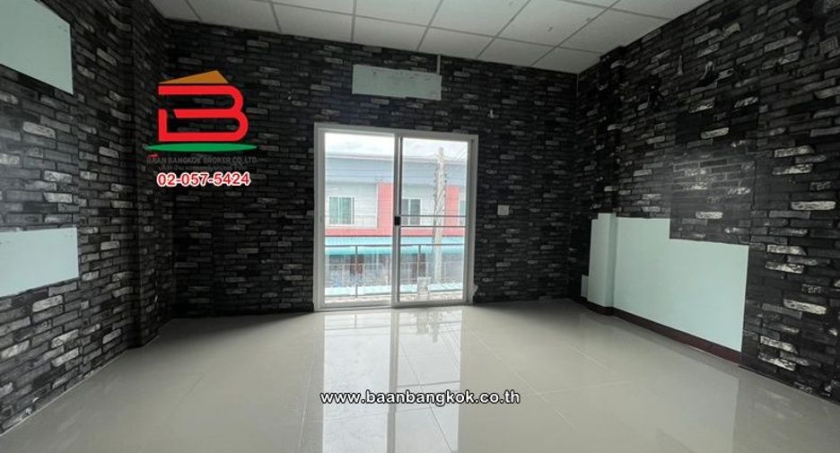 Casa adosada en venta de 2 habitaciones en Lat Lum Kaeo, Pathum Thani
