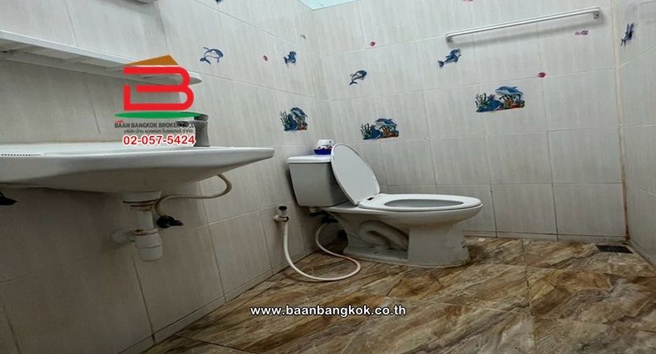 Casa adosada en venta de 2 habitaciones en Lat Lum Kaeo, Pathum Thani