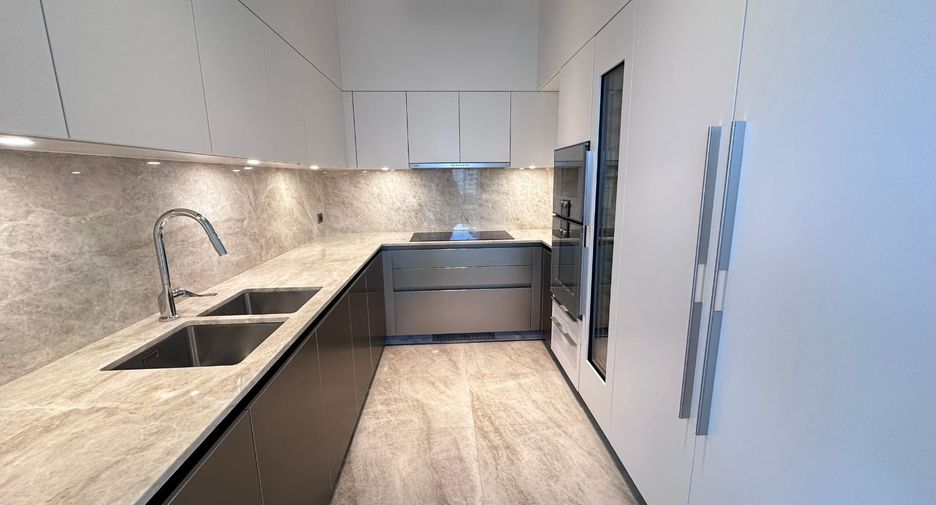 For rent 2 bedrooms condo in Pathum Wan, Bangkok