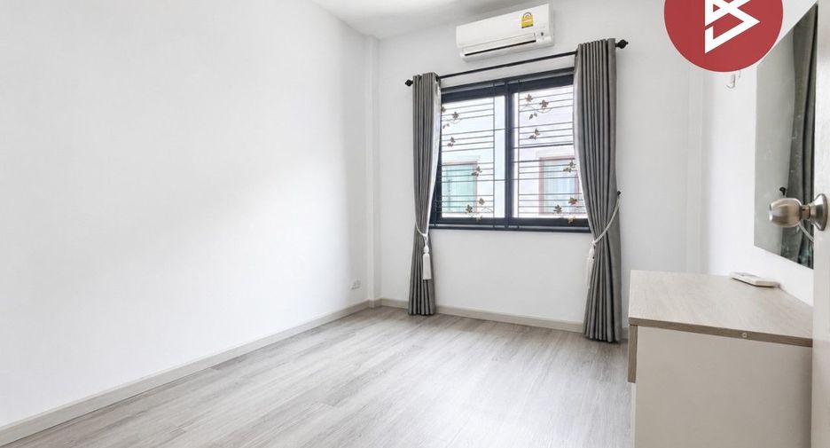 À vendre 4 chambres maison de ville à Bang Phli, Samut Prakan