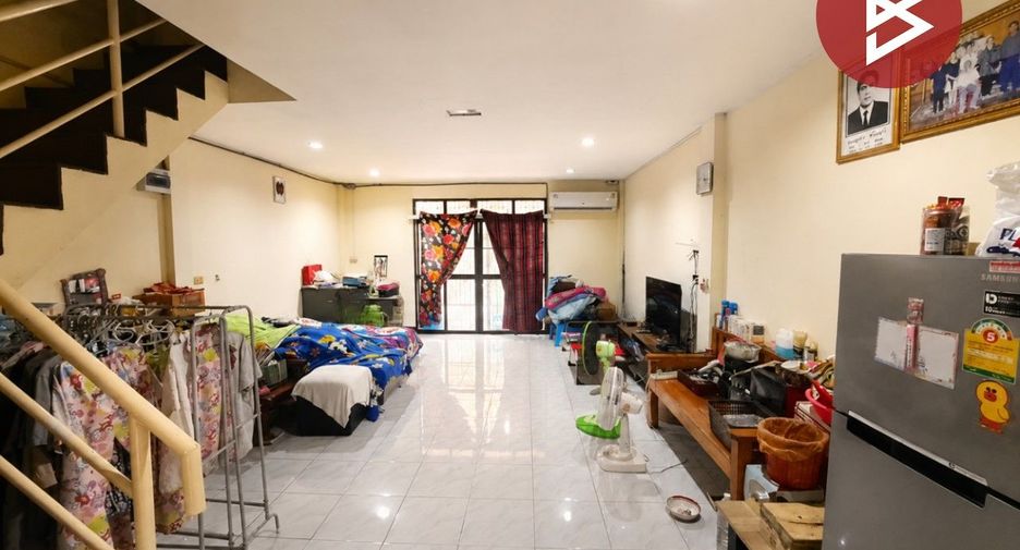 À vendre 3 chambres maison de ville à Lat Krabang, Bangkok