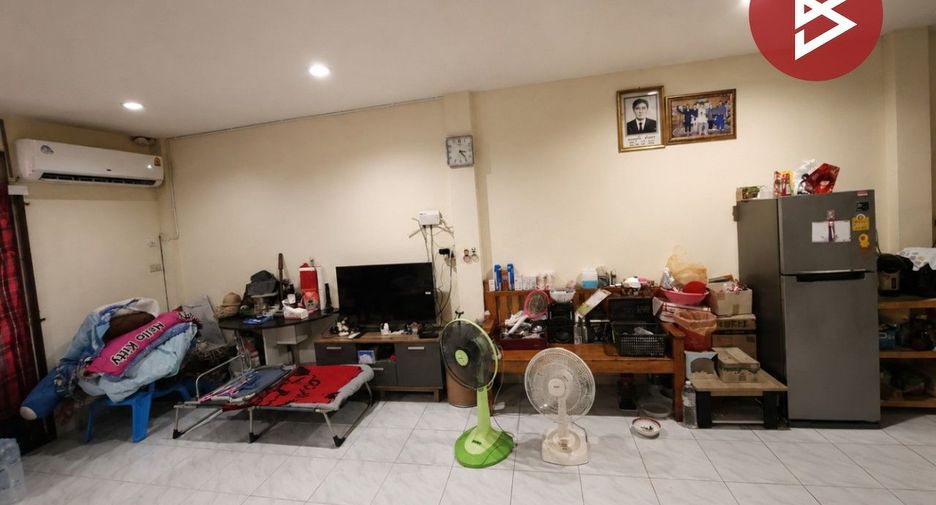 À vendre 3 chambres maison de ville à Lat Krabang, Bangkok