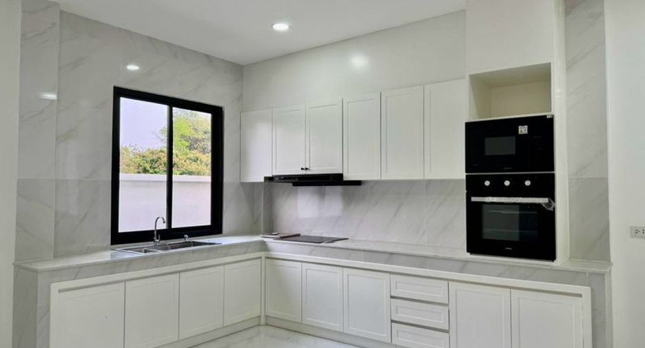 For rent 5 ベッドルーム villa in Saraphi, Chiang Mai