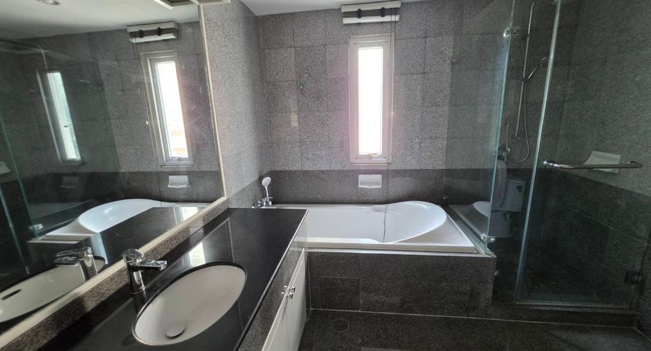 For rent 2 bedrooms condo in Pathum Wan, Bangkok