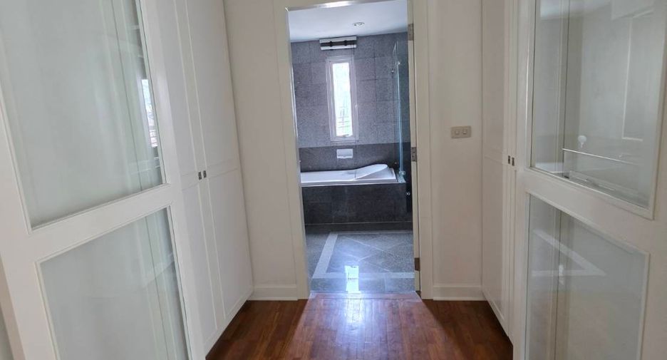 For rent 2 bedrooms condo in Pathum Wan, Bangkok