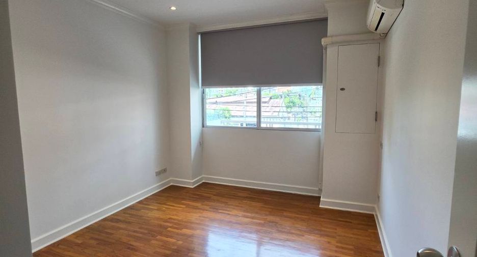 For rent 2 bedrooms condo in Pathum Wan, Bangkok
