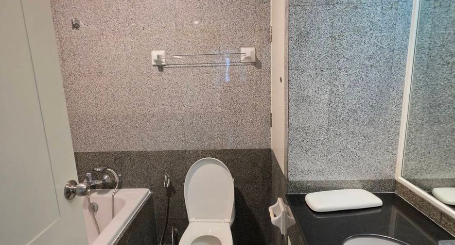 For rent 2 bedrooms condo in Pathum Wan, Bangkok