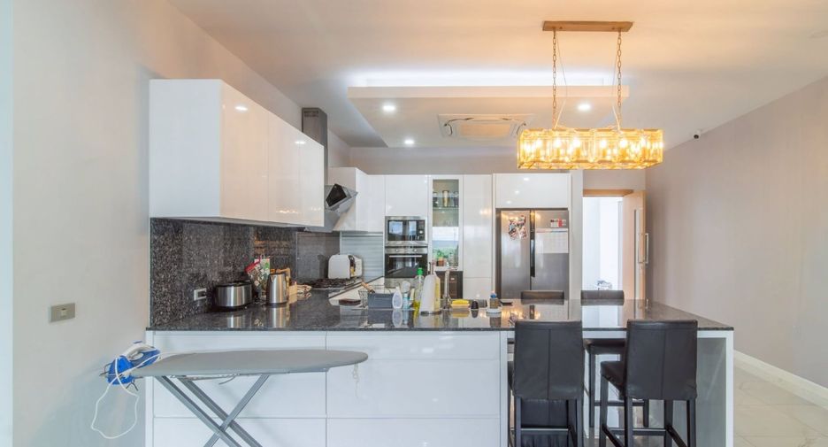 For sale 4 bedrooms villa in Bang Lamung, Chonburi