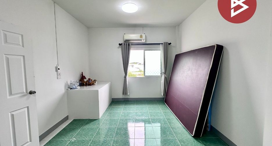 À vendre 2 chambres maison de ville à Mueang Chon Buri, Chonburi