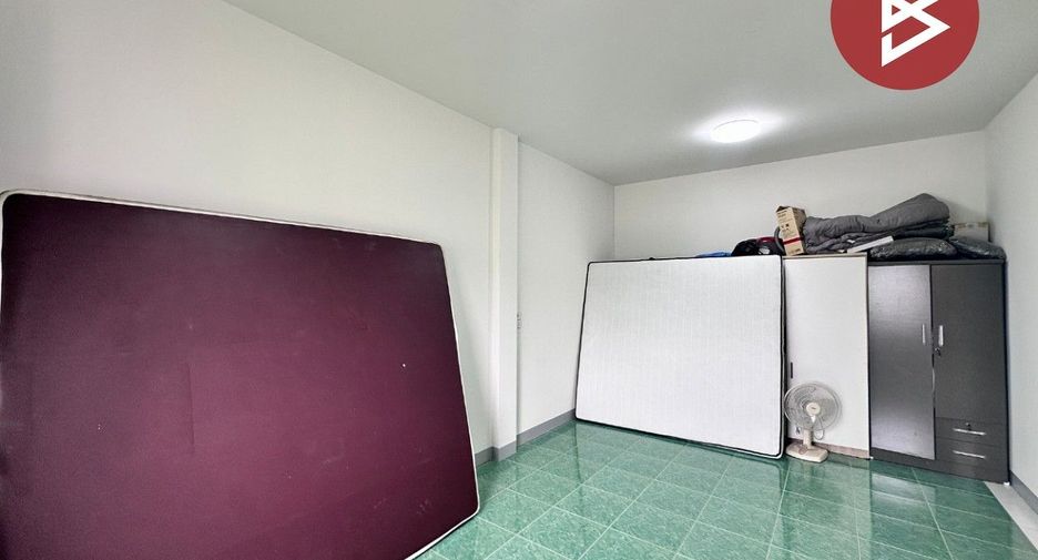 À vendre 2 chambres maison de ville à Mueang Chon Buri, Chonburi