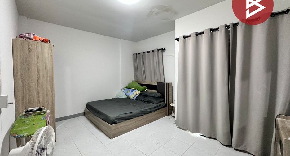 À vendre 2 chambres maison de ville à Mueang Chon Buri, Chonburi