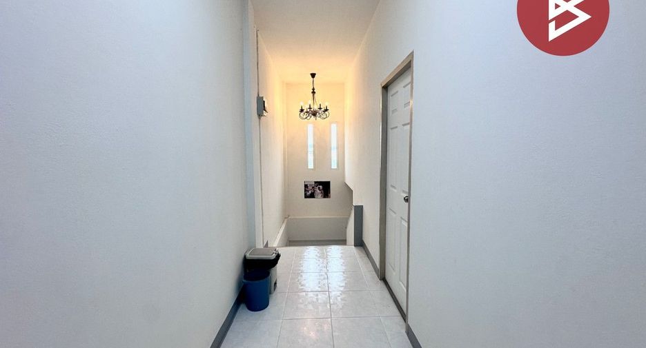 À vendre 2 chambres maison de ville à Mueang Chon Buri, Chonburi