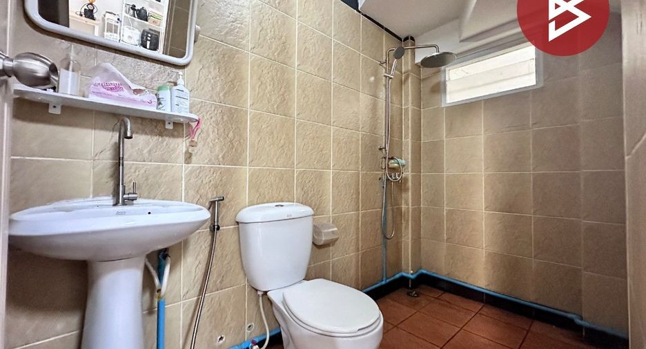 À vendre 2 chambres maison de ville à Mueang Chon Buri, Chonburi