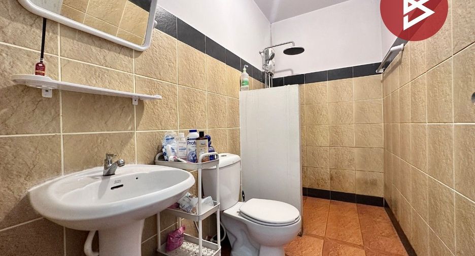 À vendre 2 chambres maison de ville à Mueang Chon Buri, Chonburi