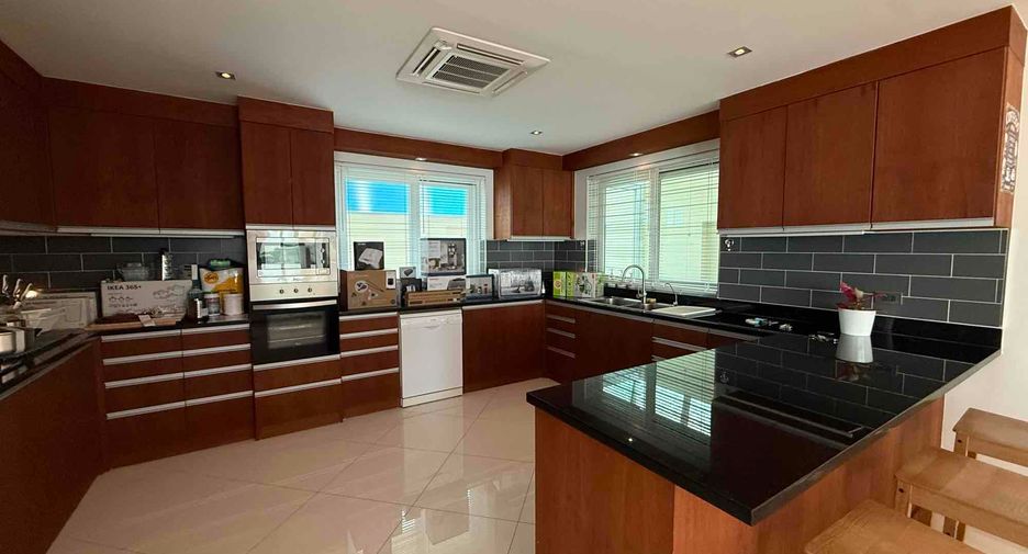 Villa en alquiler de 4 habitaciones en Bang Lamung, Chonburi