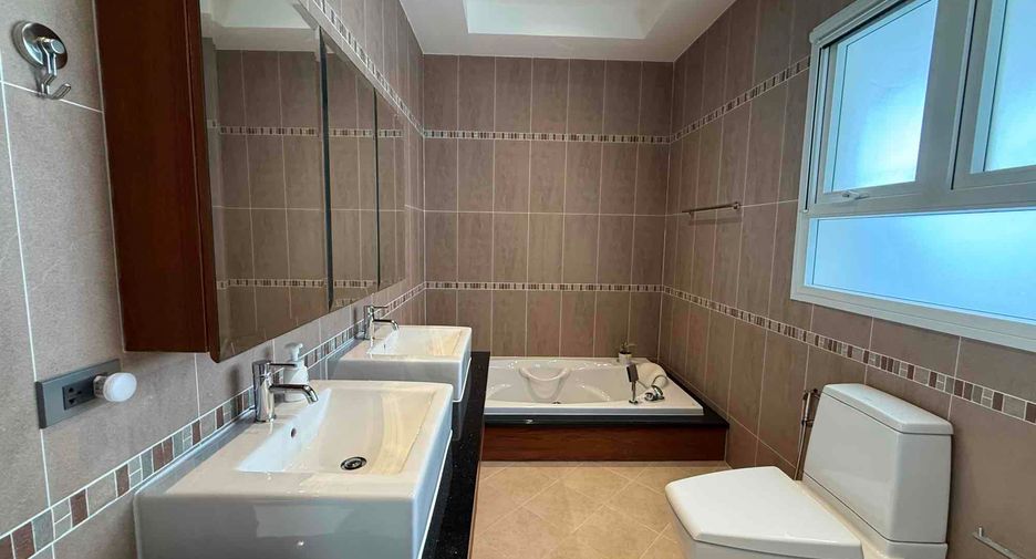 Villa en alquiler de 4 habitaciones en Bang Lamung, Chonburi