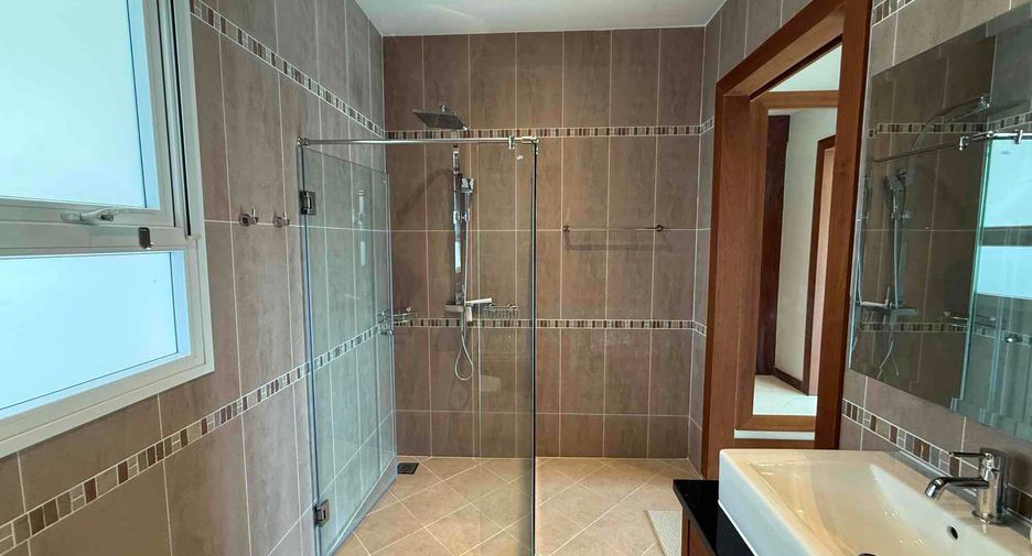 Villa en alquiler de 4 habitaciones en Bang Lamung, Chonburi