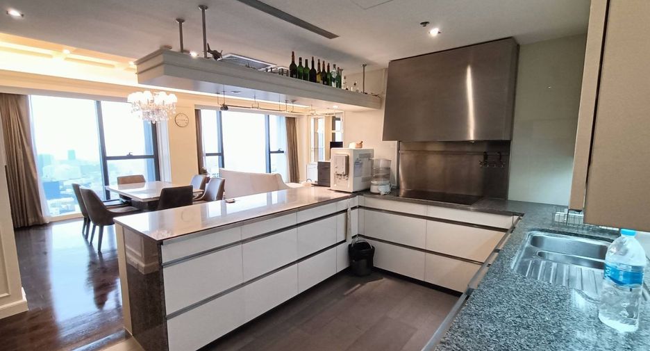 For rent 3 bedrooms condo in Sathon, Bangkok