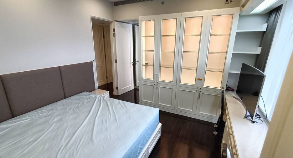 For rent 3 bedrooms condo in Sathon, Bangkok