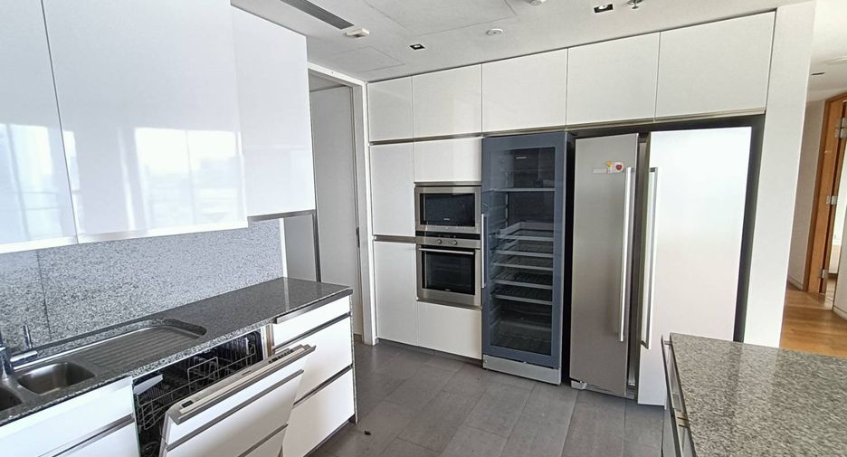 For rent 3 bedrooms condo in Sathon, Bangkok