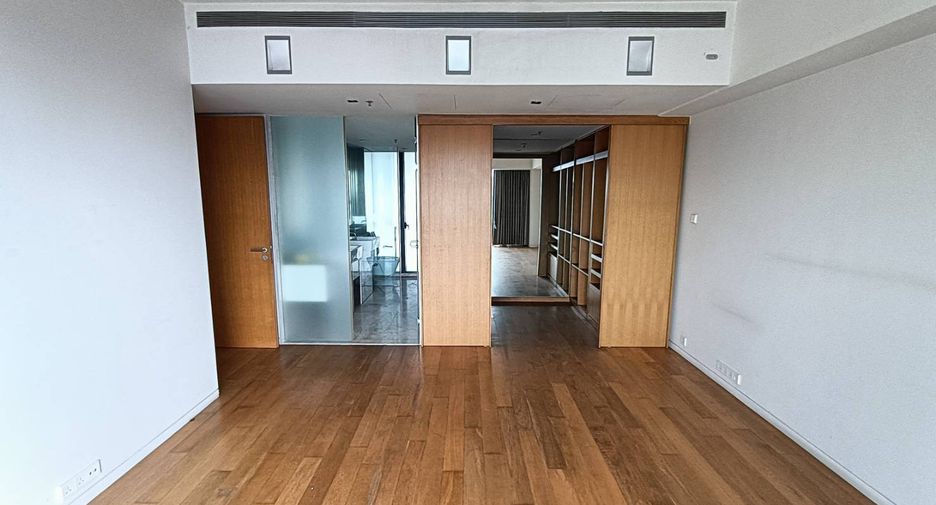 For rent 3 bedrooms condo in Sathon, Bangkok