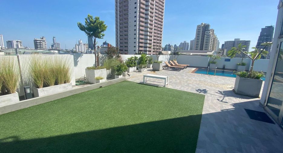 For rent 2 bedrooms condo in Watthana, Bangkok