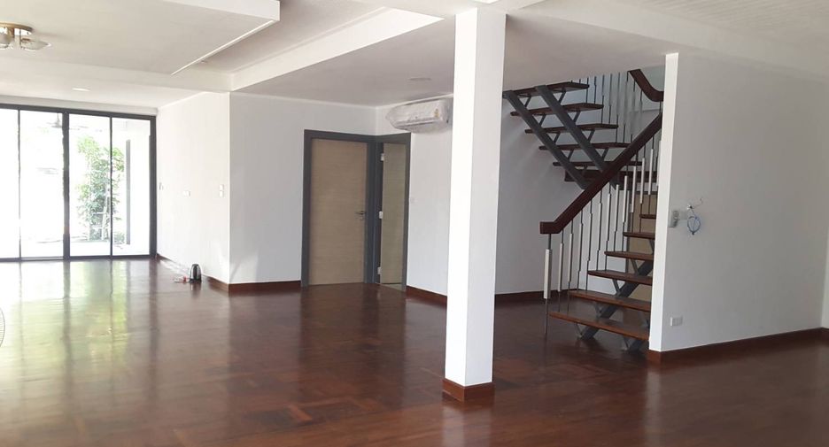 ให้เช่า 4 ห้องนอน บ้านเดี่ยว ใน วัฒนา, กรุงเทพฯ