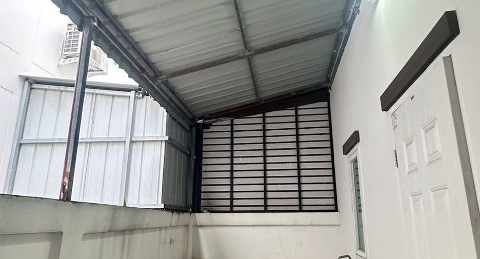 For sale 3 bedrooms townhouse in Phanat Nikhom, Chonburi