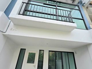 À vendre 2 chambres maison de ville à Mueang Samut Prakan, Samut Prakan