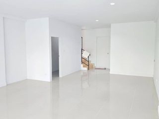 À vendre 2 chambres maison de ville à Mueang Samut Prakan, Samut Prakan